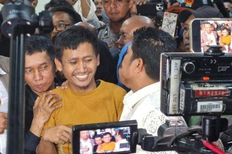 Pegi-Setiawan-saat-akan-meninggalkan-Mapolda-Jawa-Barat.jpg