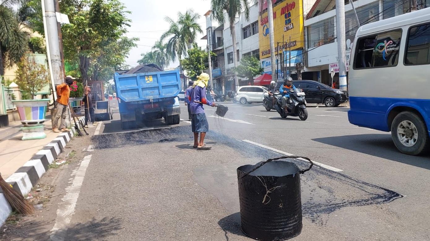 Pekerja-memulai-pemeliharaan-berupa-pelapisan-jalan.jpg