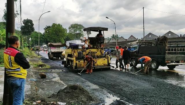 Pekerja-proyek-lakukan-pengaspalarang-Selasa-1242022.jpg