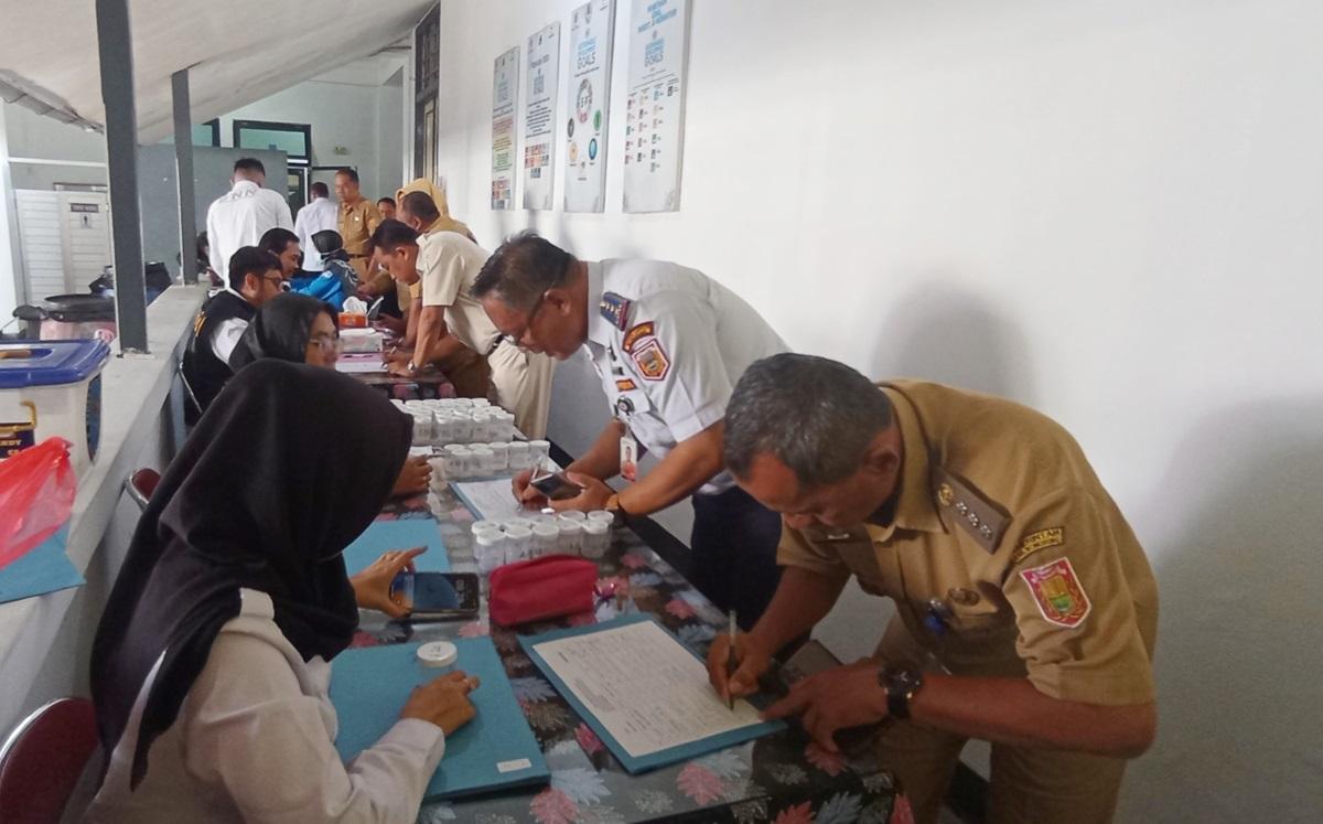 Ratusan ASN Pemkab Wonosobo Jalani Tes Urine Untuk Deteksi Dini Penyalahgunaan Narkotika