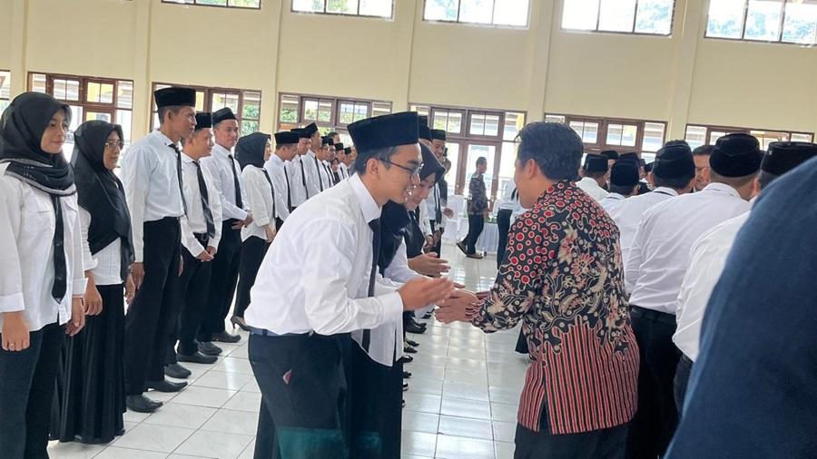 KPU Wonosobo Lantik 75 PPK Pilkada 2024, Bupati Afif Ingatkan Persoalan Integritas