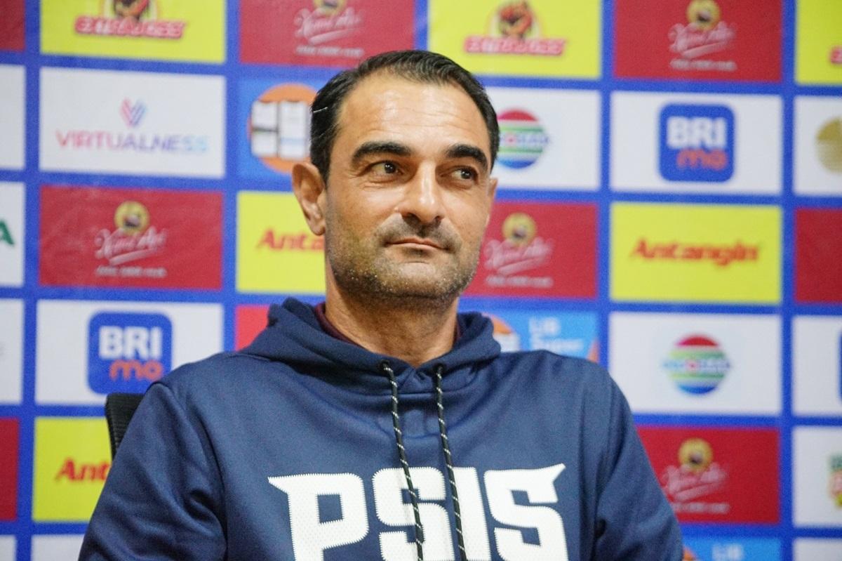 Pelatih-PSIS-Semarang-Gilbert-Agius-saat-hadir-dalam-sesi-jumpa-pers-5.jpg