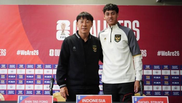 Pelatih-Timnas-Indonesia-Shin-Tae-yong-kiri-memberi-wejangan-kepada-Rafael-Struick.jpg
