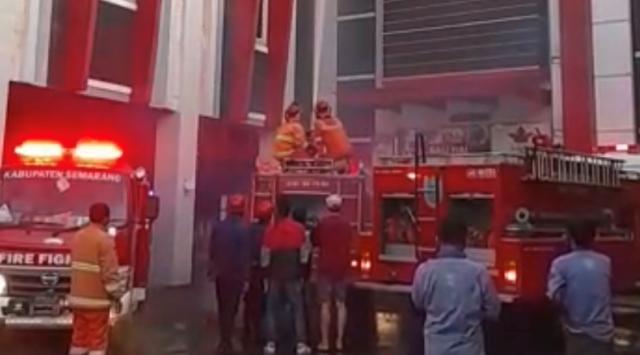 Pemadam-kebakaran-bersiap-memadamkan-api-saat-kebakaran-di-tempat-karaoke-dIstimewa.jpg