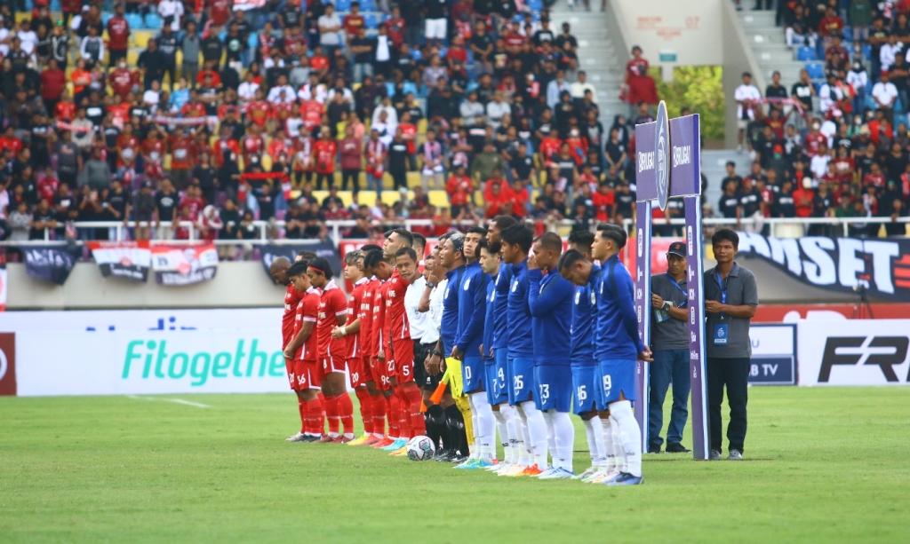 Pemain-Persis-Solo-dan-PSIS-Semarang-mengheningkan-cipta-sesaat-sebelum-pertandingan.jpg