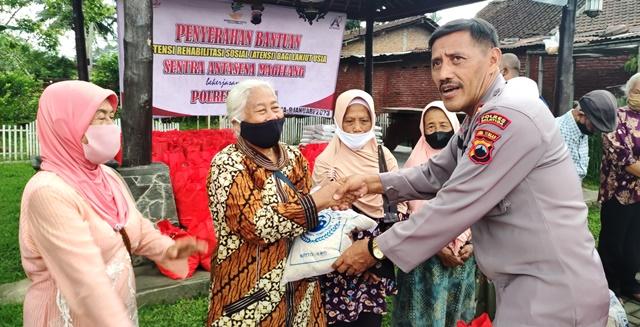 100 Lansia di Salatiga Mendapat Bantuan Paket Sembako