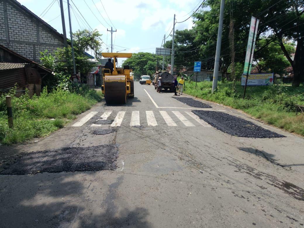 Pemkab Rembang Mulai Tambal Jalan Berlubang di Dua Ruas Utama