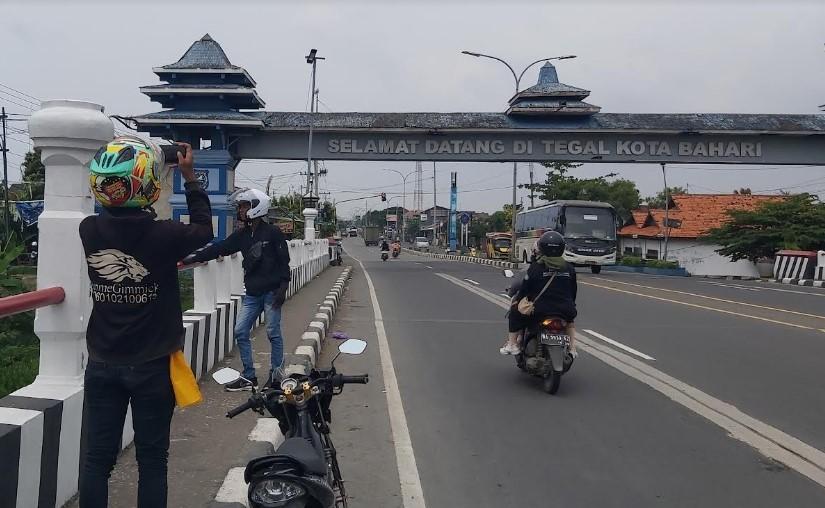 Pemudik-menyempatkan-berfoto-di-depan-Gapura-Selamat-Datang-Balai-Kota-Tegal.jpg