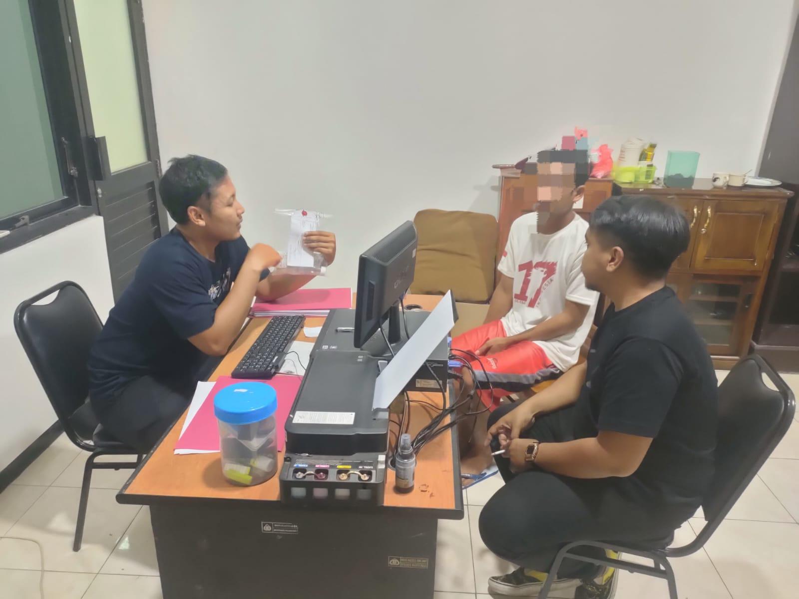 Pengedar-narkoba-atas-inisial-SY-saat-ditangkap-dan-diperiksa-Satresnarkoba-Polresta-Banyumas.jpg