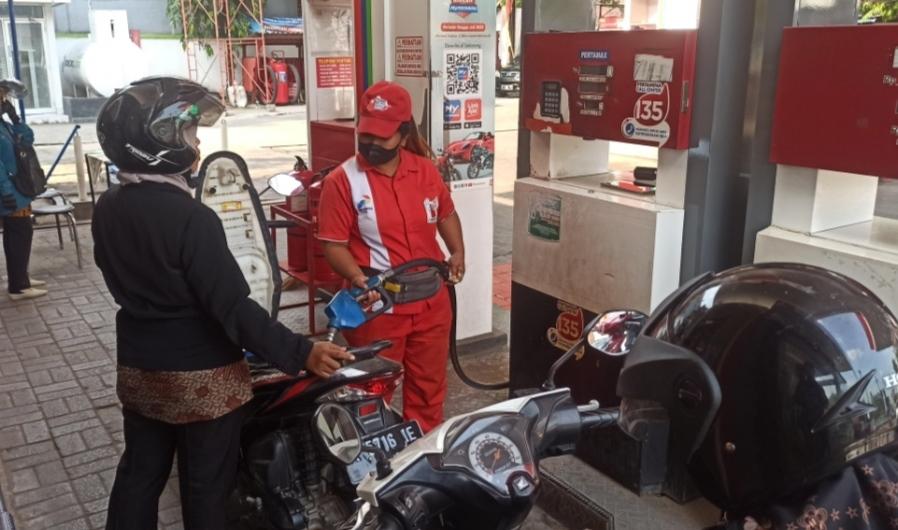 Pengendara-motor-tengah-mengisi-bahan-bakar-pertamax-di-SPBU-4458203-Karangjati-Blora.jpg