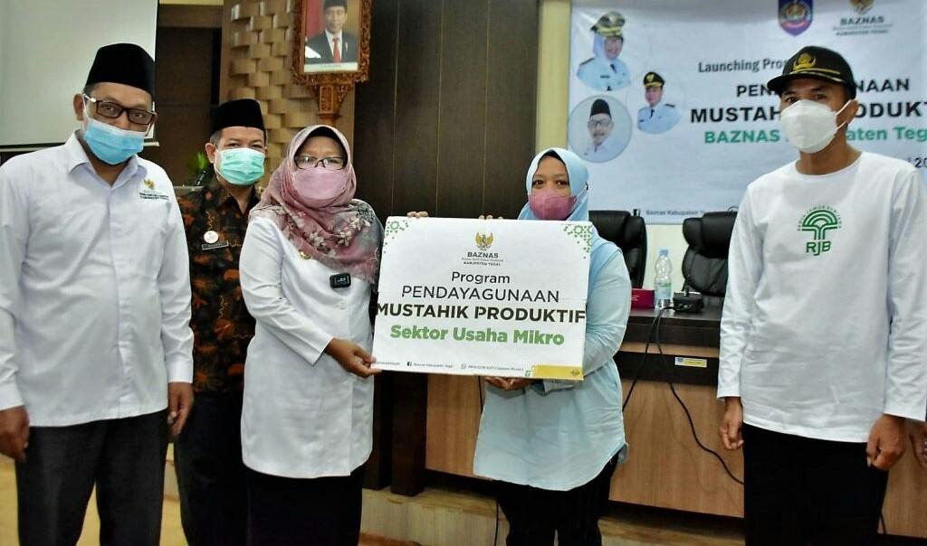 Penyerahan-bantuan-permodalan-usaha-kepada-mustahik-oleh-Bupati-Tegal-Umi.jpg
