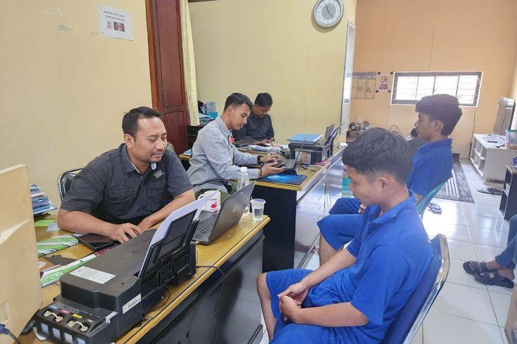 Penyidik-Polres-Salatiga-meminta-keterangan-remaja.jpg
