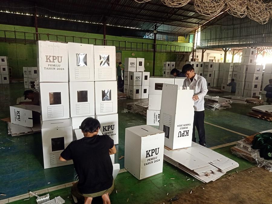 Perakitan-Kotak-Suara-KPU-Kabupaten-Pekalongan.jpg