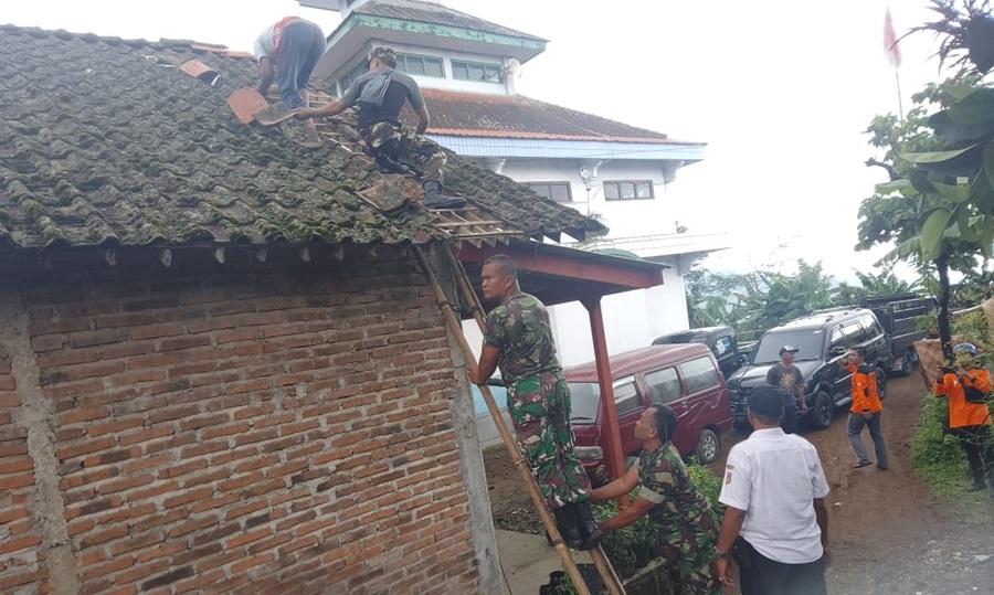 Dilakukan Hari Ini, Gotong Royong Warga Perbaiki Rumah Terdampak Angin Kencang di Kepil Wonosobo