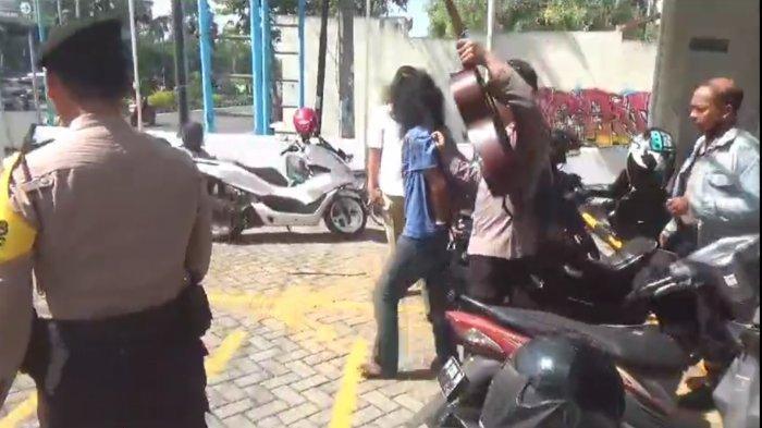 Personel-Satuan-Samapta-Polres-Bangkalan-menggelandang-pengamen-berinisial-RD.jpg