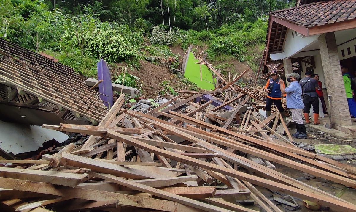 BREAKING NEWS Tebing Setinggi 30 Meter di Cilacap Longsor, Timpa 2 Rumah dan Pondok Pesantren