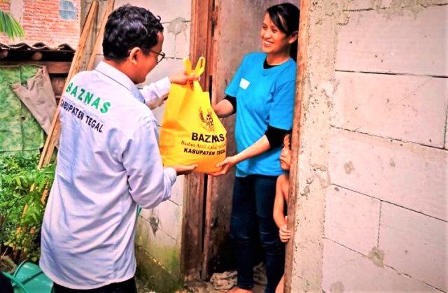 Petugas-Baznas-Kabupaten-Tegal-salurkan-paket-bantuan-untuk-keluarga.jpg