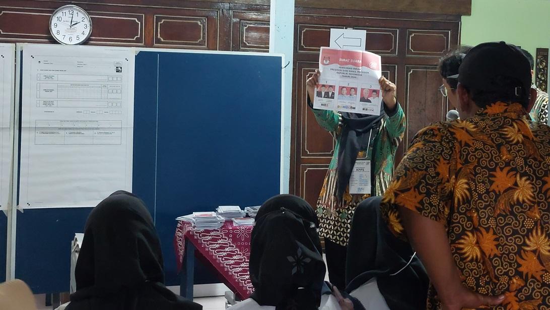 Petugas-KPPS-melangsungkan-penghitungan-suara-pemilihan-presiden-dan-wakil.jpg