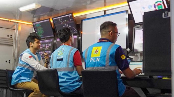 Petugas-PLN-memantau-langsung-kondisi-kelistrikan-penyelenggaraan-FIFA-Worldfds35eds.jpg