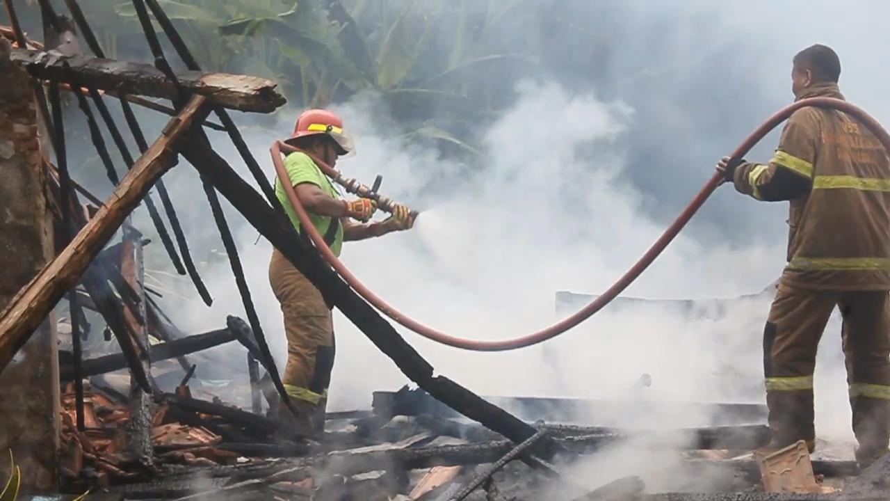 Petugas-pemadam-kebakaran-saat-proses-pemadaman-api-yang-membakar-rumah.jpg