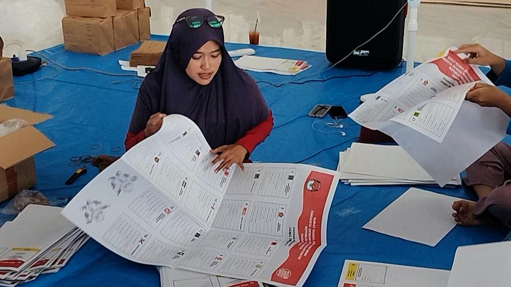 Petugas-saat-mengerjakan-pelipatan-surat-suara.jpg