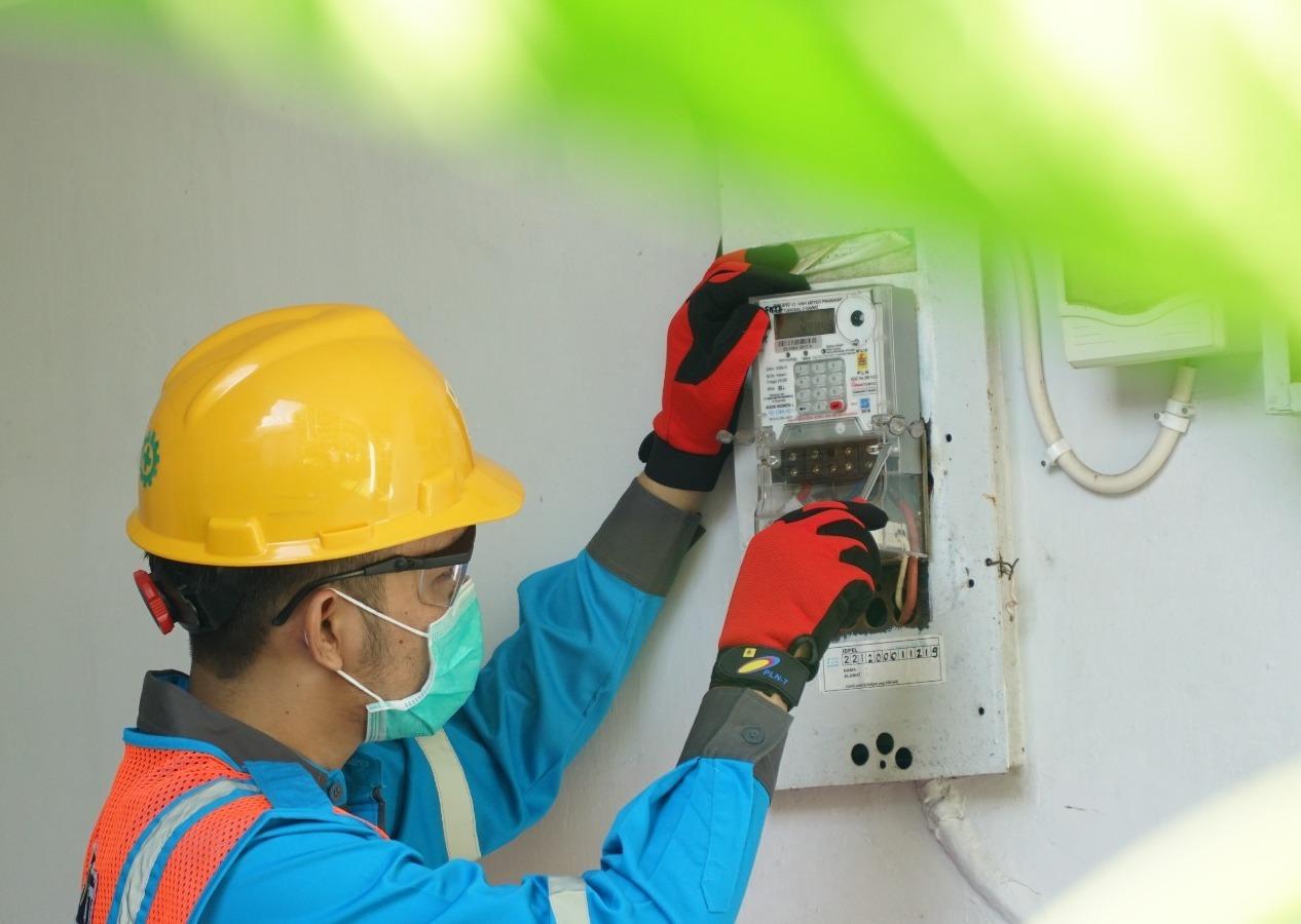 Petugas-sedang-memeriksa-meteran-listrik-pelanggan-PLN.jpg