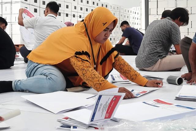 Petugas-sortir-lipat-sedang-menyortir-dan-melipat-surat-suara.jpg