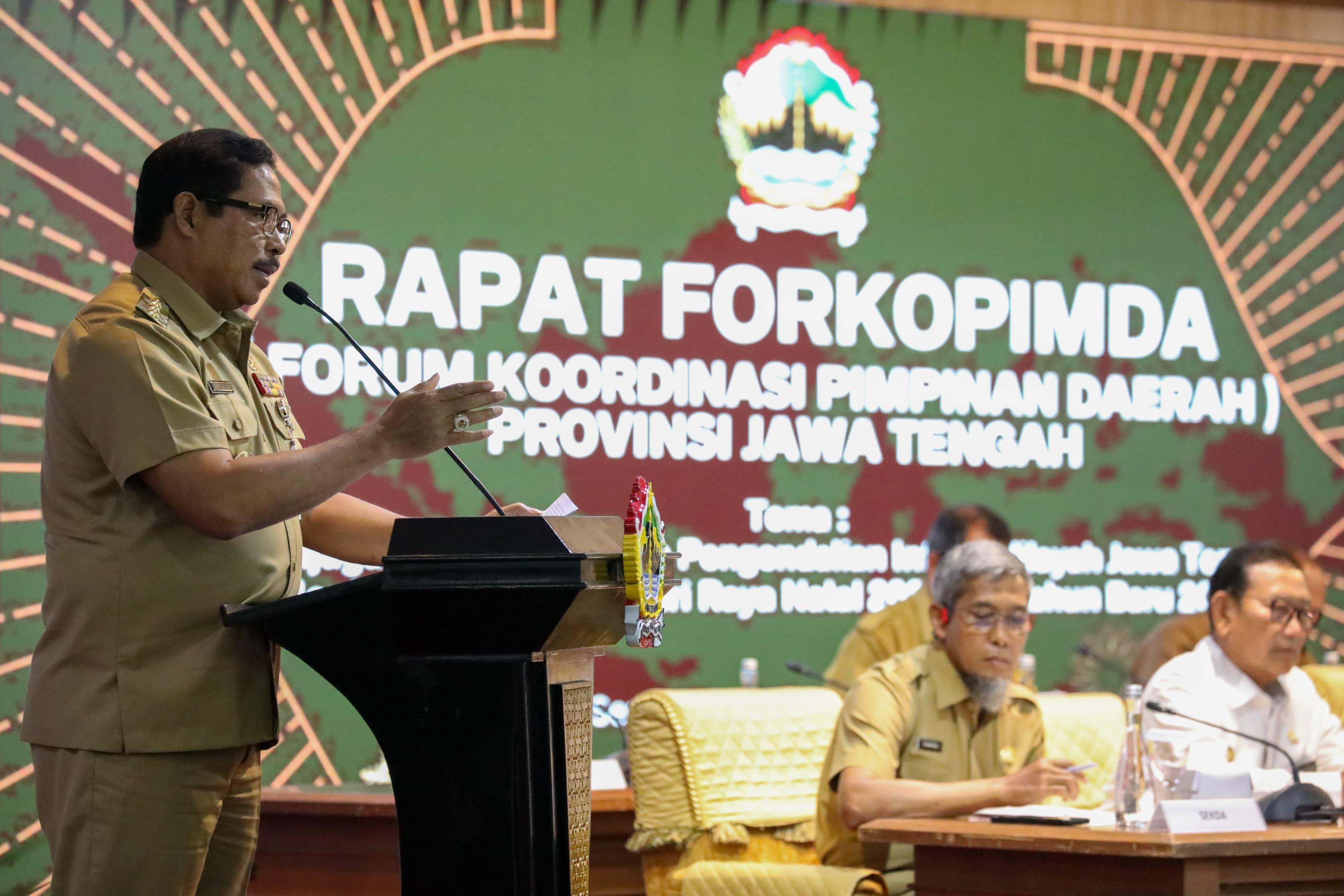 Pj-Gubernur-Jateng-Nana-Sudjana-saat-menghadiri-Rapat-Koordinasi-Forkopimda.jpg