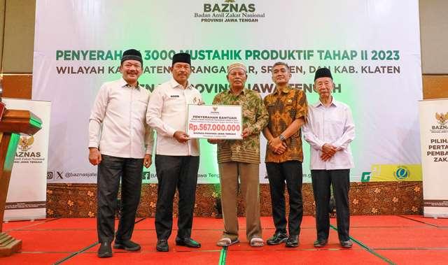 Pj-Gubernur-Jawa-Tengah-Nana-Sudjana-menyerahkan-bantuan-ke-BAZNAS.jpg