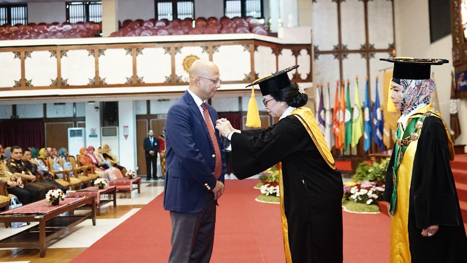 Beri Kontribusi Besar, Iftekhar Hasan dari Fordham University USA Terima Penghargaan UNS Award 2024