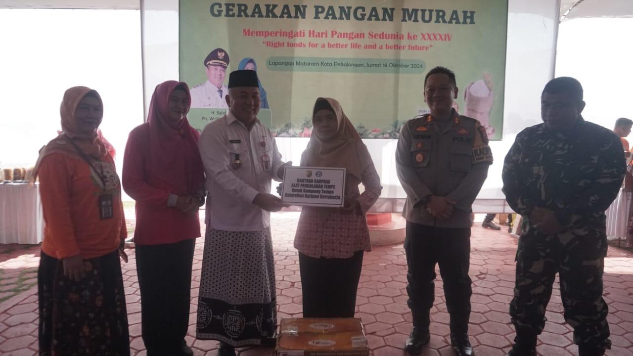 Plt-Wali-Kota-Pekalongan-Salahudin-saat-menyalurkan-bantuan-sarp.jpg