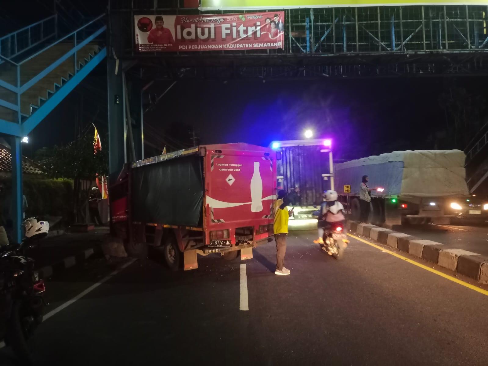 Kronologi Truk Minuman Tabrak Jembatan Penyeberangan di Jalan