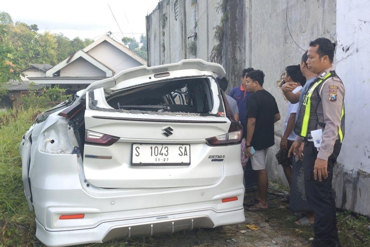 Polisi-mengecek-mini-bus-yang-mengalami-rusak-berat.jpg