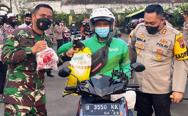 Polres-Salatiga-mbagikan-sembako-dan-masker.jpg