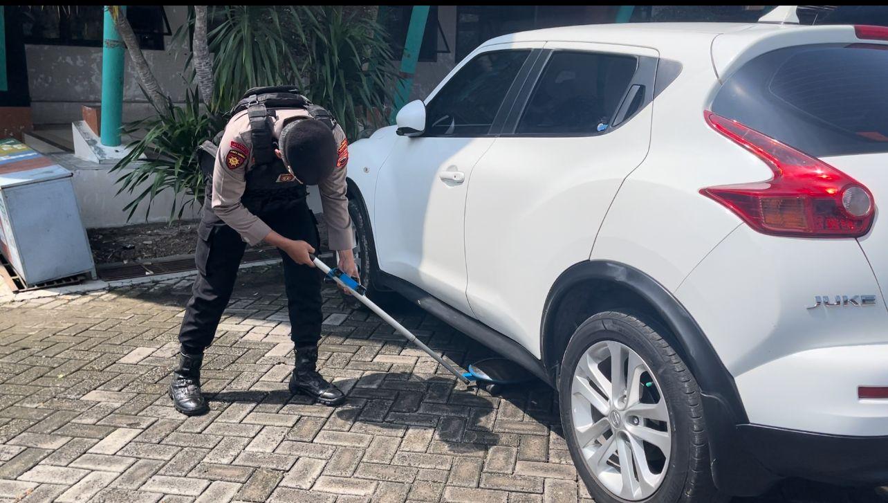 Polres-Sragen-melalui-Satgas-Samapta-melaksanakan-sterilisasi-jelang-debat-kedua.jpg