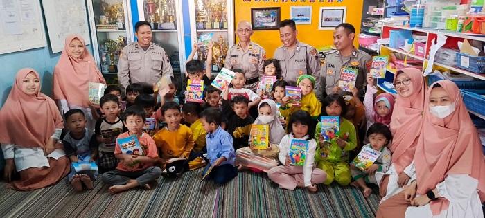 Budayakan Literasi, Polres Wonosobo Bagikan 1.015 Buku kepada Siswa Sekolah