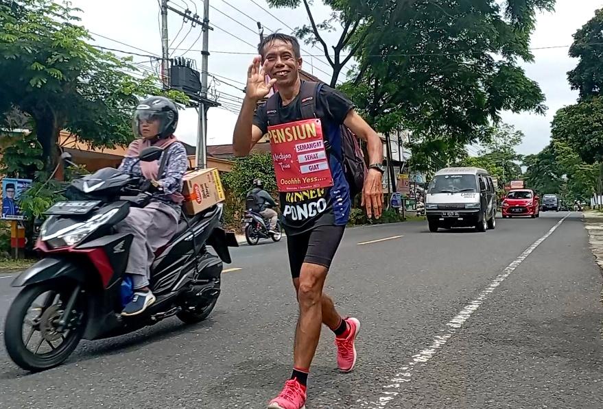 Cara Unik Ponco Tutup Masa Pengabdian Sebagai Guru di Wonosobo, Lari Pulang Pergi Ambil SK Pensiun