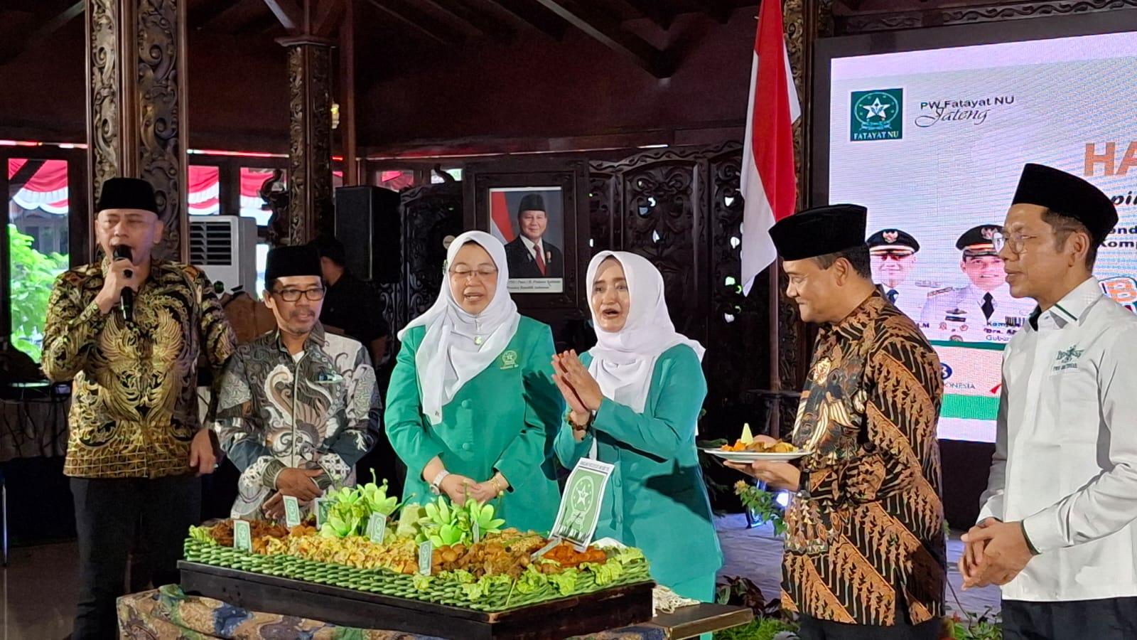 Potong-tumpeng-dalam-kegiatan-Halalbihalal-dan-Harlah-ke-75-Fatayat-NU-di-Tegal.jpg