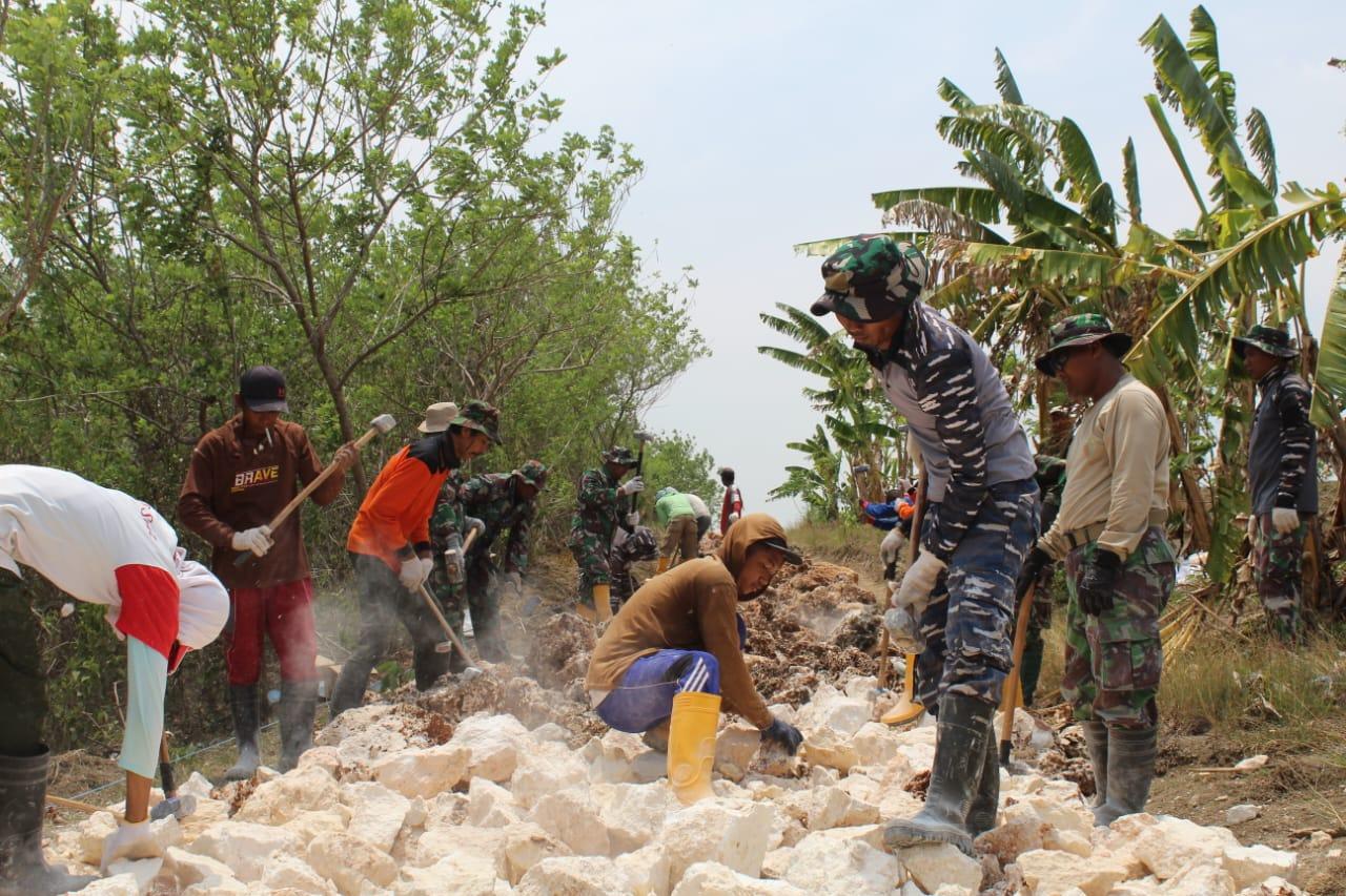 Prajurit-TNI-bersama-warga-saat-bergotong-royong.jpg