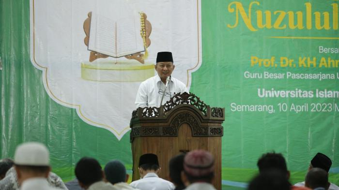 Prof-Dr-KH-Ahmad-Rofiq-MA-dalam-Peringatan-Nuzulul-Quran-di-Masjiddsarw54df.jpg