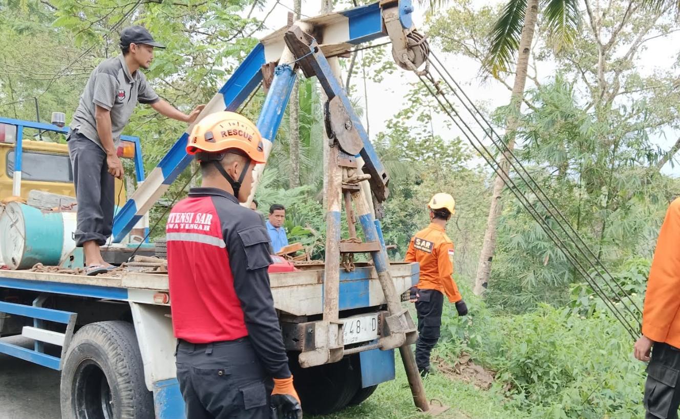 Proses-evakuasi-badan-mobil-minibus-yang-terjun-ke-jurang-turut-Dusun-Candi.jpg