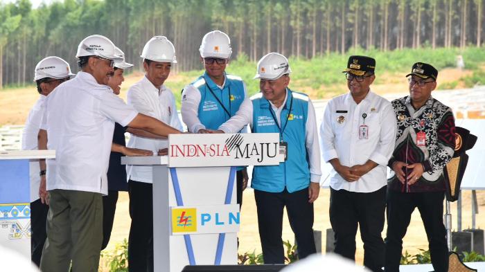 Prosesi-penekanan-tombol-sebagai-tanda-dimulainya-_groundbreaking_-PLTShgfty.jpg