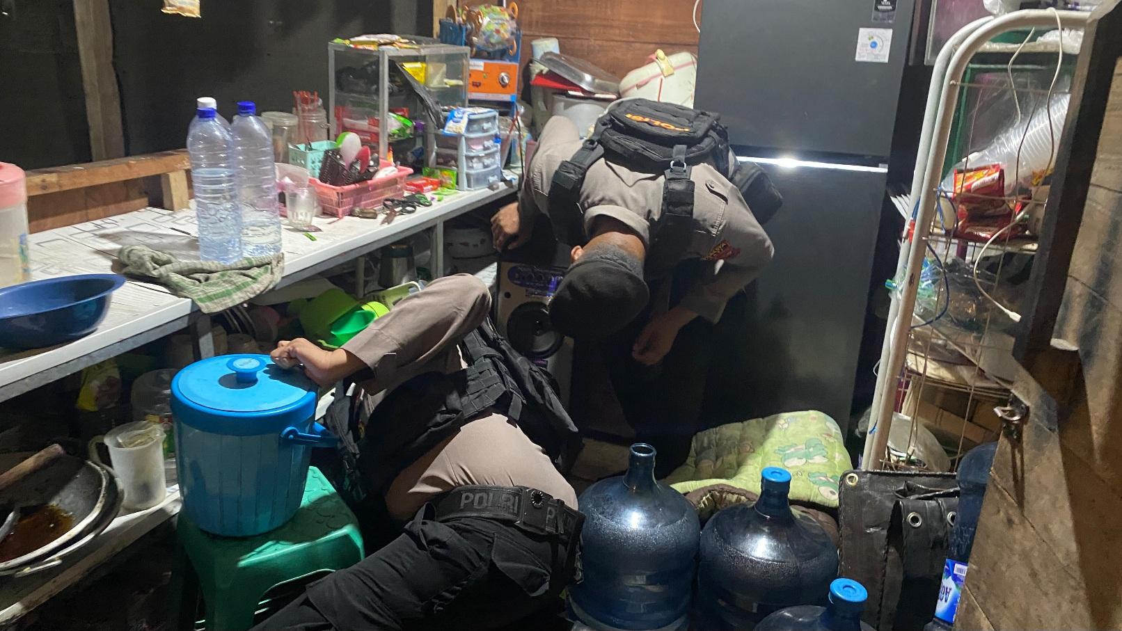 Puluhan Botol Miras Ilegal Disita Polisi dari Empat Warung di Pati - Tribunjateng.com