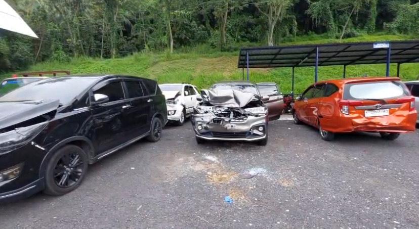 RINGSEK-Sejumlah-kendaraan-yang-terlibat-kecelakaan-di-ruas-Tol.jpg