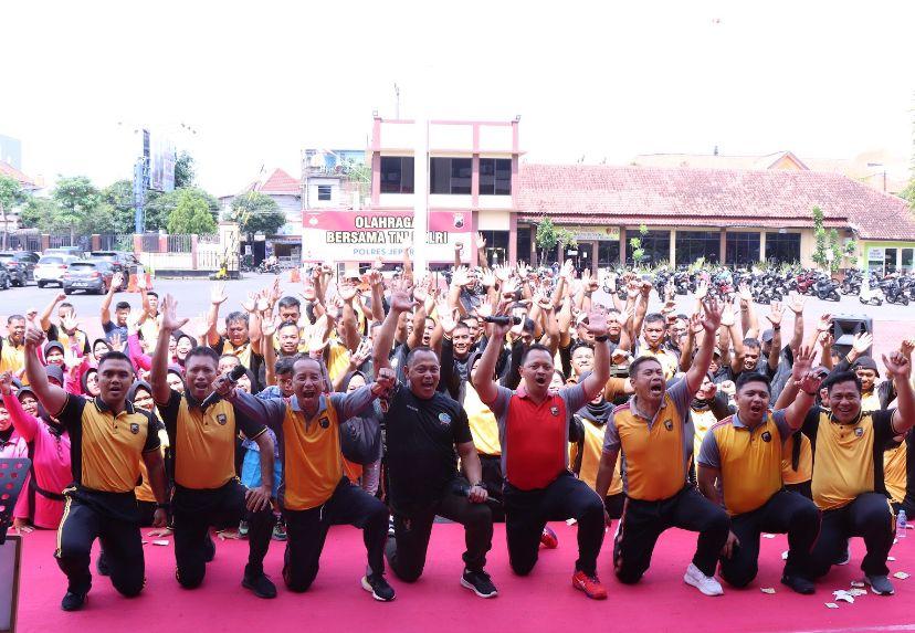 Ratusan-Anggota-TNI-Polri-di-Jepara-Jalin-Kekompakan-Lewat-Olahraga-Bersama.jpg
