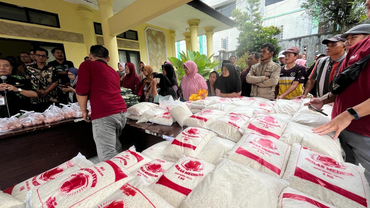 Ratusan Warga di Wonosobo Rela Antri Demi Dapatkan Sembako Murah