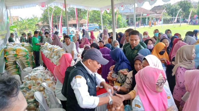 Ratusan-warga-serbu-Pasar-murah-penutupan-TMMD-reguler-ke-119-Kodim-0725Sragengdf221.jpg
