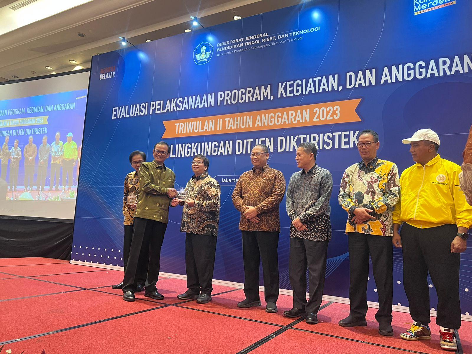 UNS Sukses Meraih Tiga Penghargaan IKU dari Kemendikbudristek