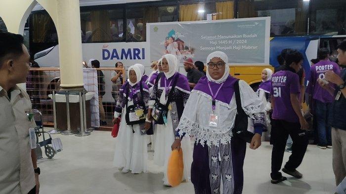 Rombongan-jemaah-haji-kembali-ke-asrama-setelah-pesawat-Garuda.jpg