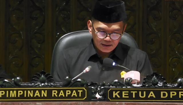 SAMPAIKAN-HASIL-PLENO-KPU-Ketua-DPRD-Provinsi-Jateng-Sumanto-menyampaikan-h.jpg
